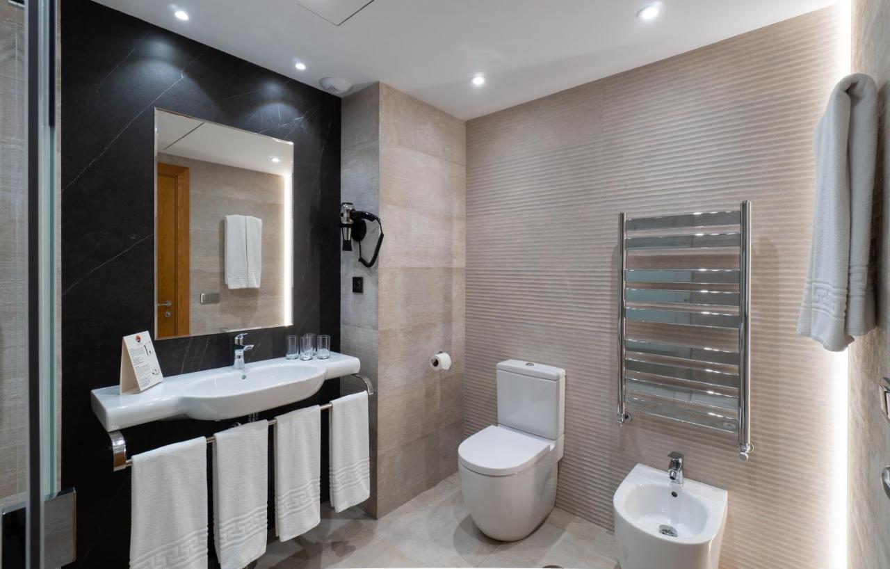 Hotel Apartamentos Bajondillo Torremolinos Exterior photo Bathroom