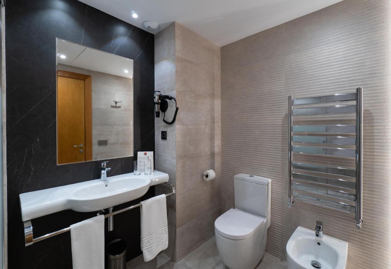 Hotel Apartamentos Bajondillo Torremolinos Exterior photo Bathroom