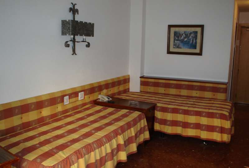 Hotel Apartamentos Bajondillo Torremolinos Exterior photo Two beds in a hotel room