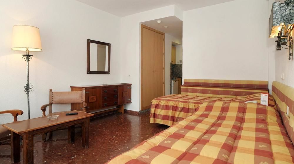 Hotel Apartamentos Bajondillo Torremolinos Exterior photo Room in a hotel