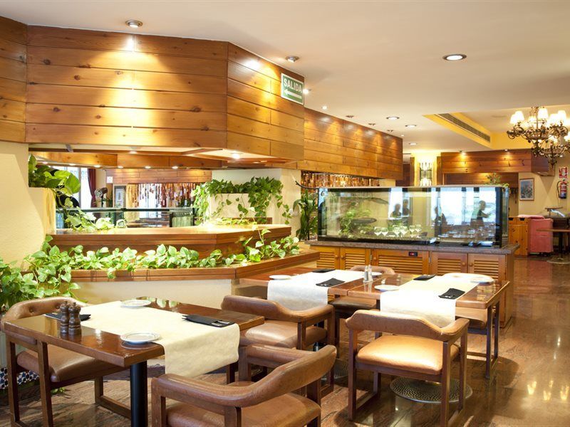 Hotel Apartamentos Bajondillo Torremolinos Exterior photo Interior of a restaurant in Madrid, Spain.