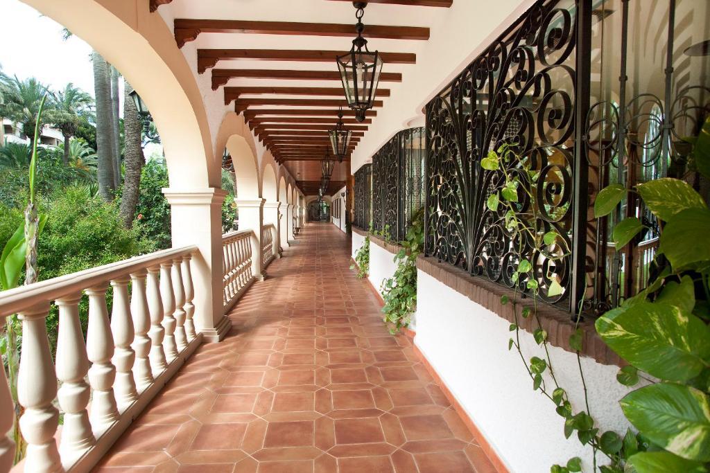 Hotel Apartamentos Bajondillo Torremolinos Exterior photo Casa de Piedra