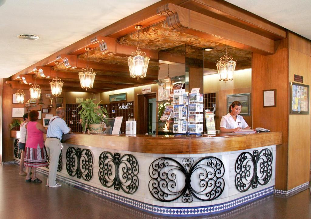 Hotel Apartamentos Bajondillo Torremolinos Restaurant photo Reception desk