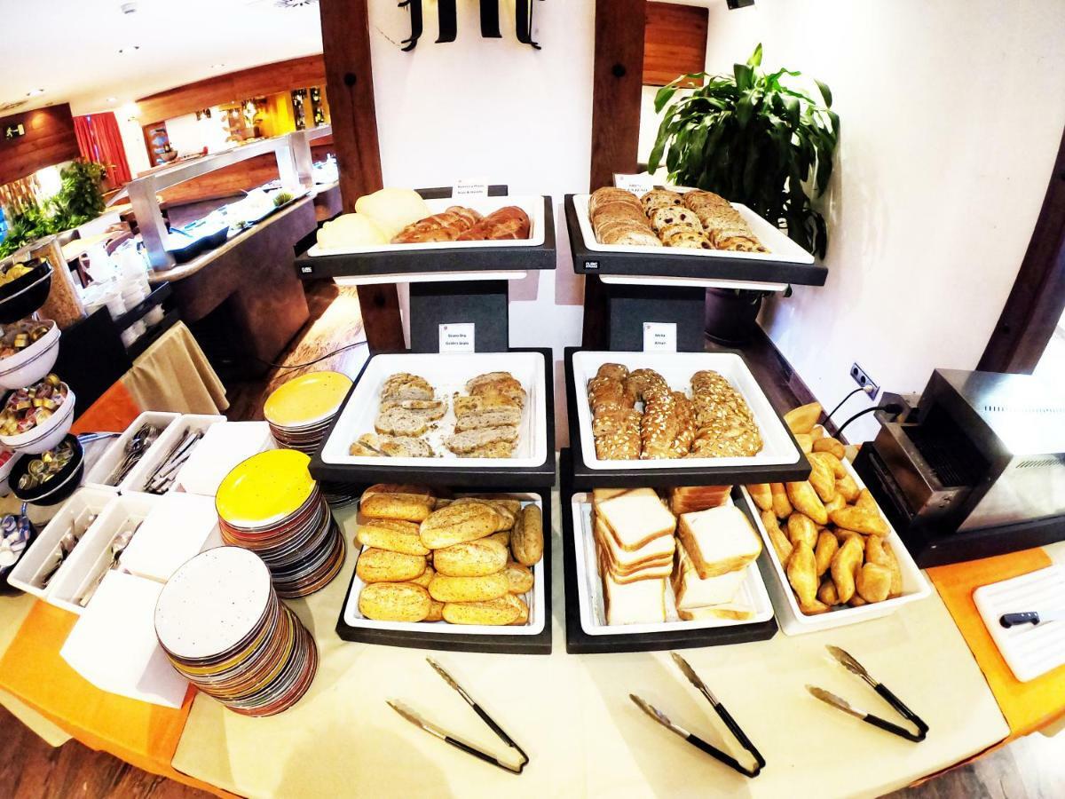 Hotel Apartamentos Bajondillo Torremolinos Exterior photo Breakfast buffet at a hotel