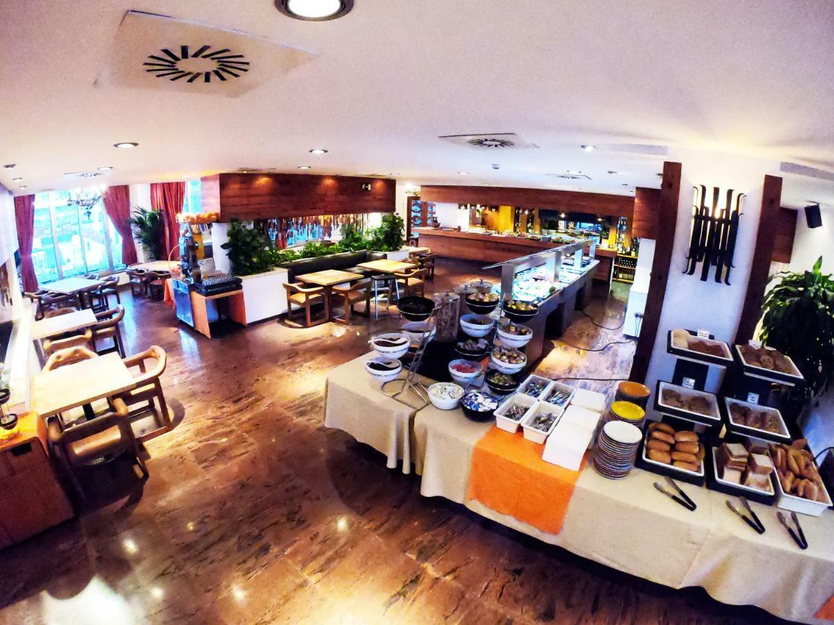 Hotel Apartamentos Bajondillo Torremolinos Exterior photo Breakfast buffet at a hotel