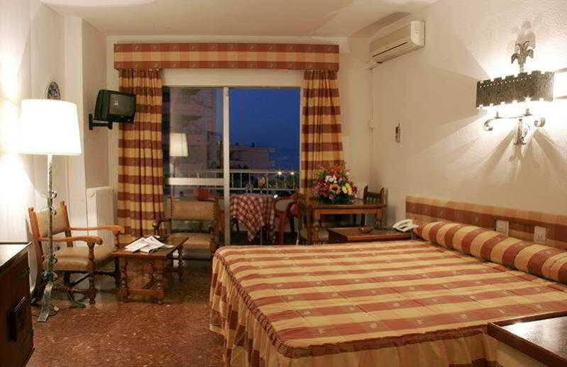 Hotel Apartamentos Bajondillo Torremolinos Exterior photo A room at the hotel