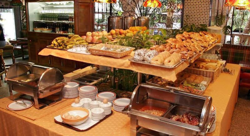 Hotel Apartamentos Bajondillo Torremolinos Exterior photo Breakfast buffet